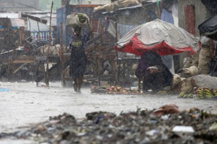 O número de mortes no Haiti ainda pode subir, já que as equipes de resgate estão com dificuldades para chegar a vários locais mais isolados - Publico/pt
