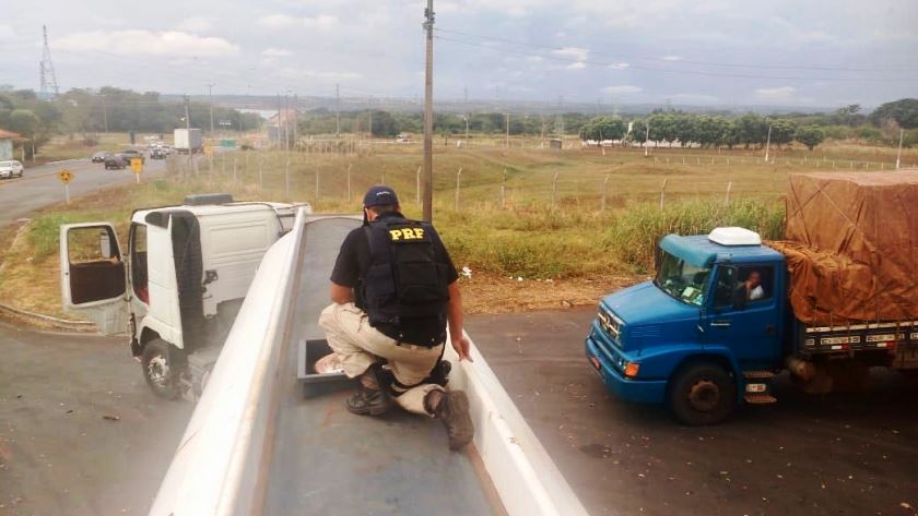 A carga estava escondida no tanque de uma  carreta, com placas de Chapadão do Sul (MS) e semirreboque com placas de Maringá (PR). - Divulgação/PRF