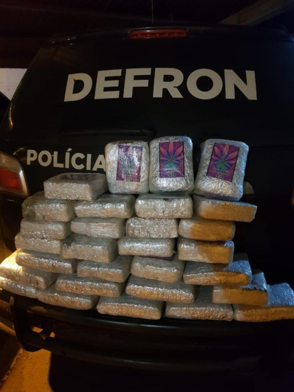 Mulheres são presas com três malas recheadas de skunk - Foto: Divulgação/Defron