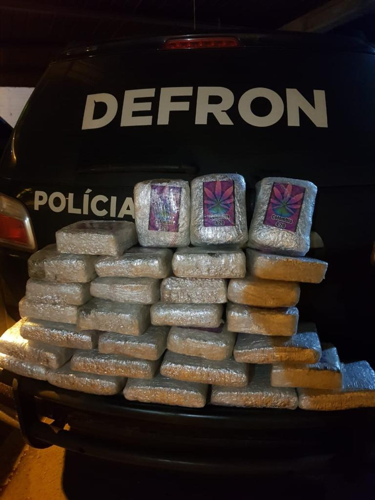 Mulheres são presas com três malas recheadas de skunk - Foto: Divulgação/Defron