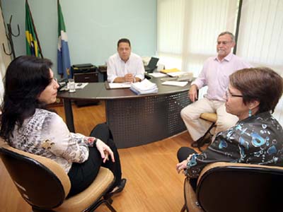 A governadora em exercício visitou o prédio da Agraer, onde esteve reunida com o diretor-presidente José Antônio Roldão e a secretária de produção Tereza Cristina - A governadora em exercício visitou o prédio da Agraer, onde esteve reunida com o diretor-presidente José Antônio Roldão e a secretária de produção Tereza Cristina -
