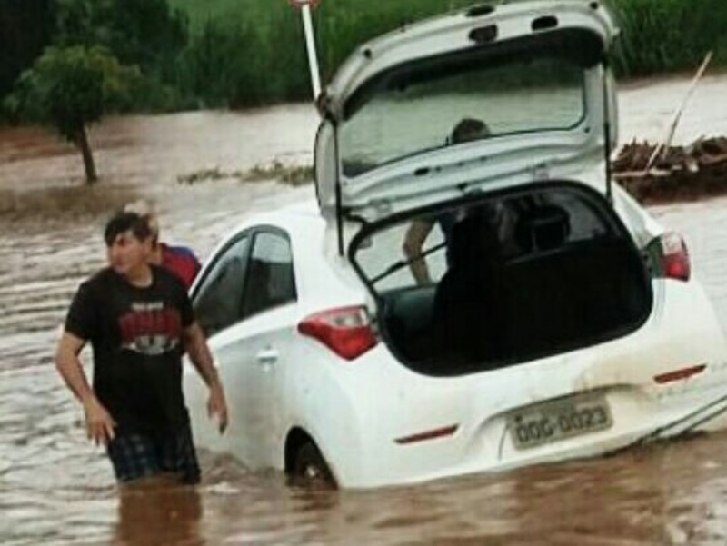 Vereador conseguiu deixar o carro com a ajuda de moradores - Roberto Chamorro