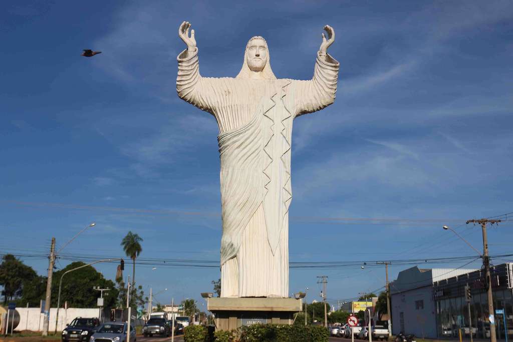 O Cristo Redentor foi inaugurado em 1992, no cruzamento das avenidas Ranulpho Marques Leal e Olyntho Mancini. A obra possui mais de 15 metros de altura. - Hugo Leal/JPNEWS