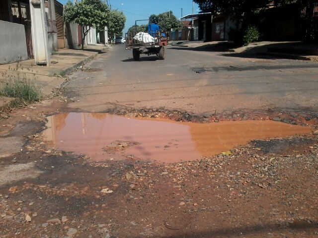 Internauta registrou a situação da rua, no bairro Ipacaraí - Reprodução/TVC