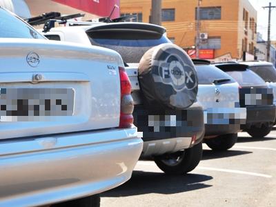 Uma das possíveis causas do problema deve-se ao fato de que muitos comerciantes e funcionários deixam seus veículos em frente dos estabelecimentos comerciais -
