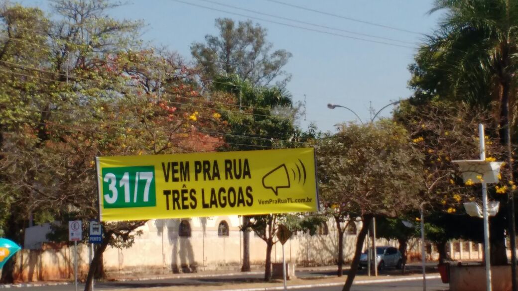 Faixas e cartazes fixadas no centro de Três Lagoas  - Divulgação/Vem pra rua