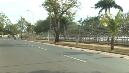 Prefeitura montou uma arquibancada na avenida Aldair Rosa de Oliveira, na circular da Lagoa Maior, onde acontecerá o desfile - Reprodução/TVC