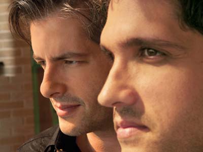 No palco, os dois são acompanhados por uma banda composta por seis músicos - No palco, os dois são acompanhados por uma banda composta por seis músicos -