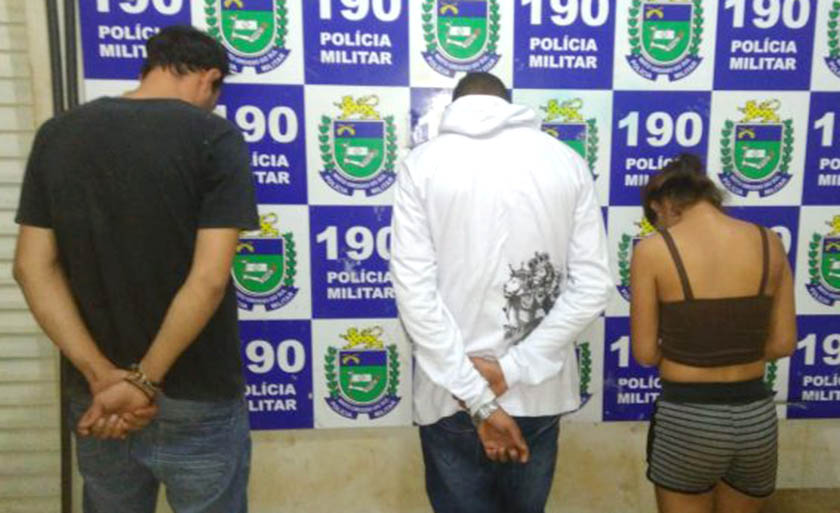 Casal foi flagrado na companhia de um comprador, também detido - Divulgação/PM Casal foi flagrado na companhia de um comprador, também detido - Divulgação/PM