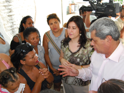 Governador André Puccinelli, ao lado da prefeita Simone Tebet, conversa com famílias que serão beneficiadas com casas populares -