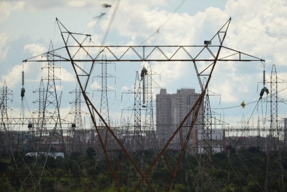 As concessões são para a construção, operação e manutenção de 7,4 mil km de linhas de transmissão e subestações com 13,2 mil megavolt-ampere (MVA) - Fábio Rodrigues Pozzebom/Agência Brasil