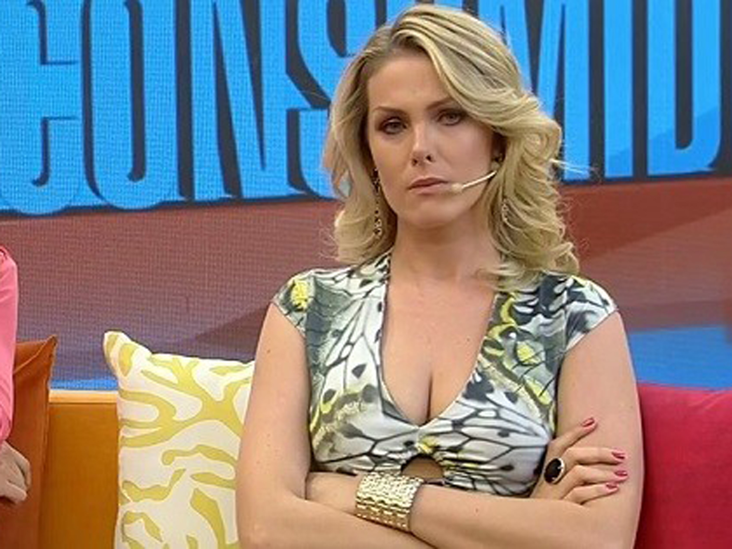  Ana Hickmann faz cara de choro ao lado de Ticiane Pinheiro no Programa da Tarde desta sexta - Reprodução/TV Record	