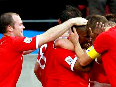 Ingleses comemoram gol de Defoe -