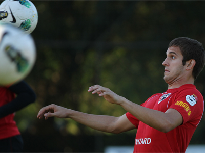 Bruno Uvini durante treino, jogador será titular hoje contra o Goiás -