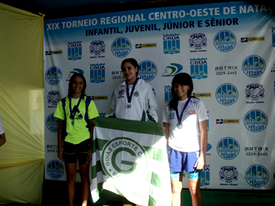 Louise (esq.) no pódio para receber uma das medalhas de prata -