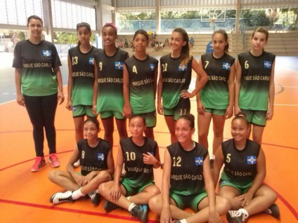 Equipe feminina da Escola São Carlos derrotou o Prevê Objetivo de Paranaíba por 34 a 19 - Divulgação