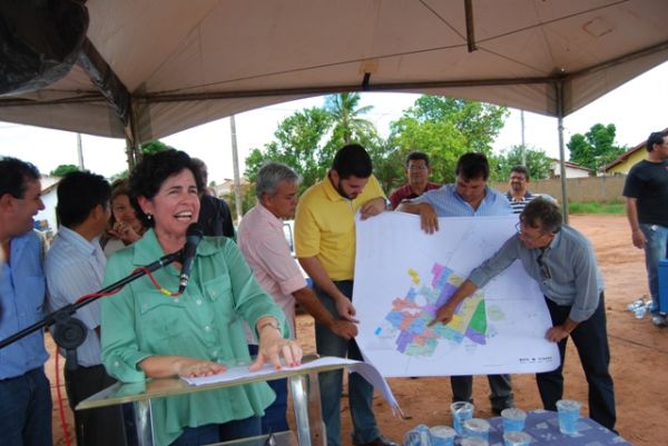 Representante da Construcampo ao lado da prefeita -