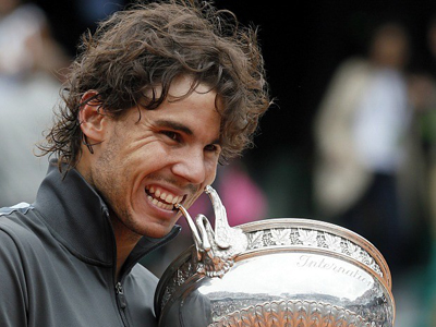 Pela sétima vez, Nadal dá sua tradicional mordida no troféu de Roland Garros -