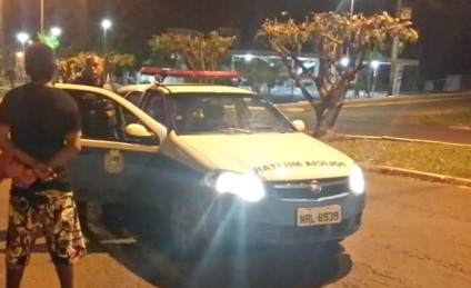 Ao ver a equipe policial, o homem pulou um muro, tentando fugir - Arquivo/JPNews
