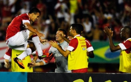 Damião comemora um de seus três gols diante do The Strongest -