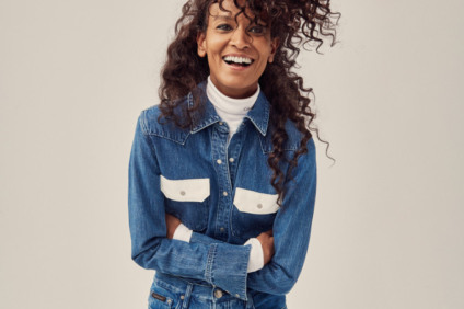 Calvin Klein Jeans assinada por Raf Simons chega ao Brasil