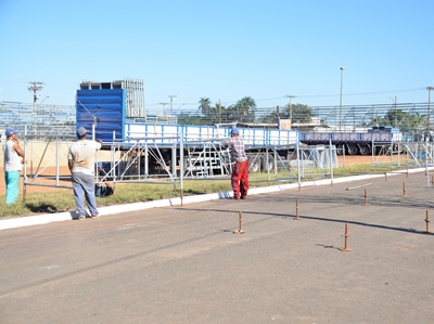 Arquibancadas do rodeio já começaram a ser montadas -