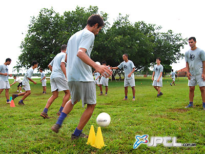 Jogadores que não participaram da partida contra o Costa Rica treinam no espaço da Circular da Lagoa -