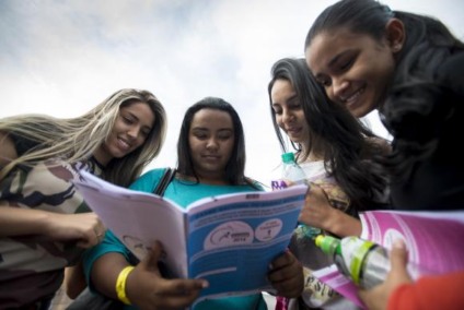 Estudantes observam prova do Exame Nacional do Ensino Médio (Enem)  - Arquivo/Marcelo Camargo/Agência Brasil