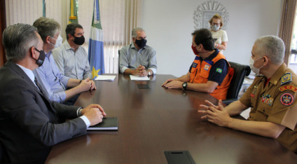 Reunião entre governador e representantes de órgãos que atuam no combate as chamas - Divulgação/Portal do MS
