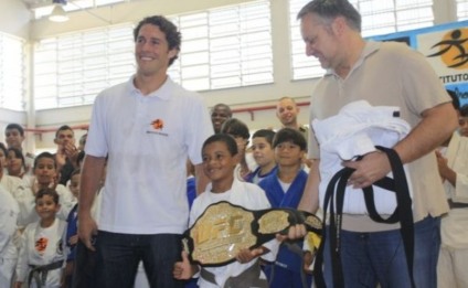 Marshal Zelaznik (à dir.) durante lançamento da parceria do UFC com o Instituto Reação -