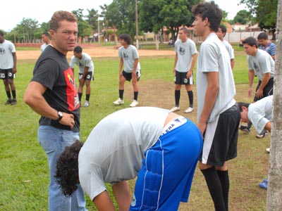 O técnico Sinval (esq.) acompanhou de perto os primeiros testes dos atletas -
