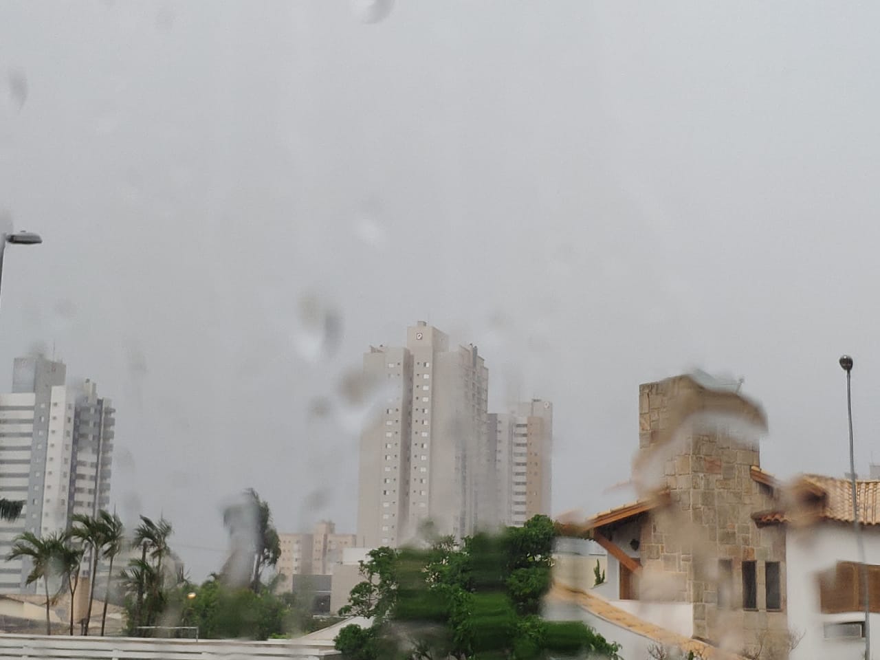 Chuva começou a cair na capital no começo da tarde - Gabi Couto/CBN