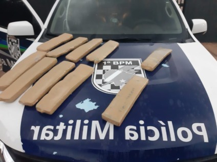 A droga pesou 11,630kg e estava no meio de tapetes doados para AACC/MS - Divulgação/1ºBPM