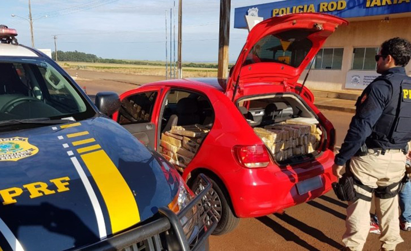 No veículo foram encontrados tabletes de maconha - Imagem cedida