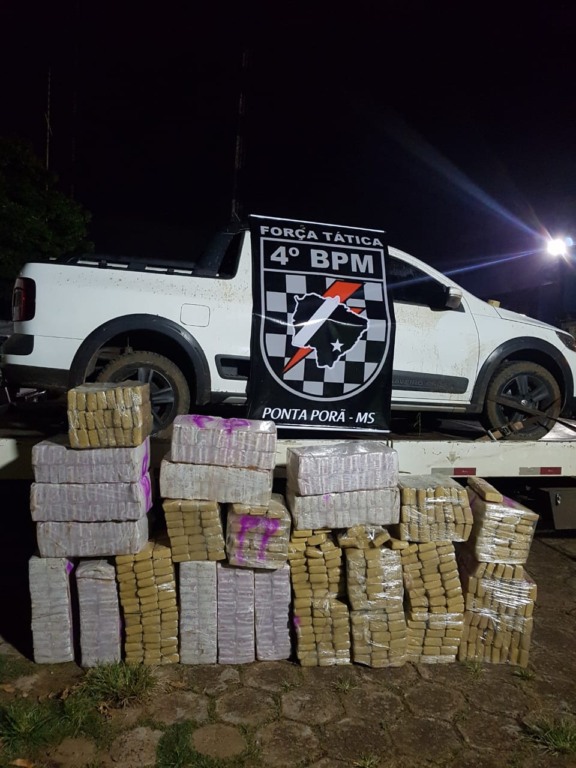 Droga estava em carro roubado com placa de Araras (SP) - Divulgação/PM
