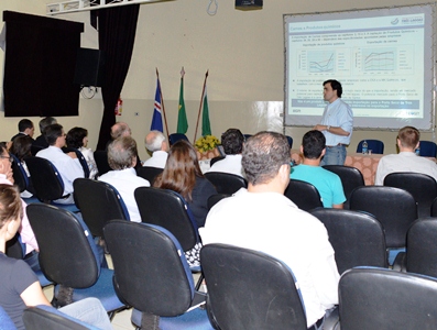 Marco Garcia mostra a viabilidade do Porto Seco aos presentes -