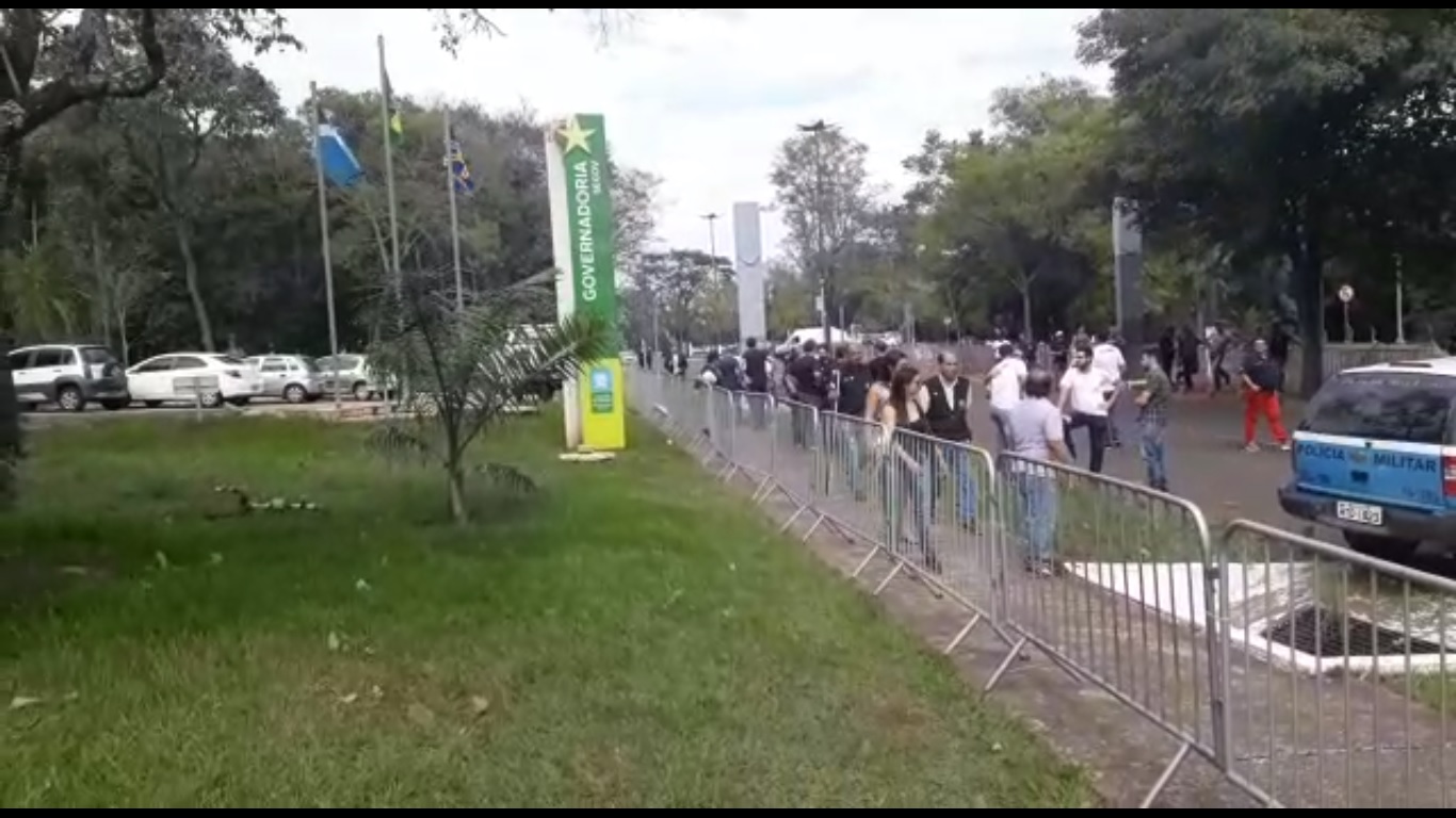 Prédio da governadoria está cercado nesta sexta-feira de protestos no Estado - Paulo Barbosa/CBN