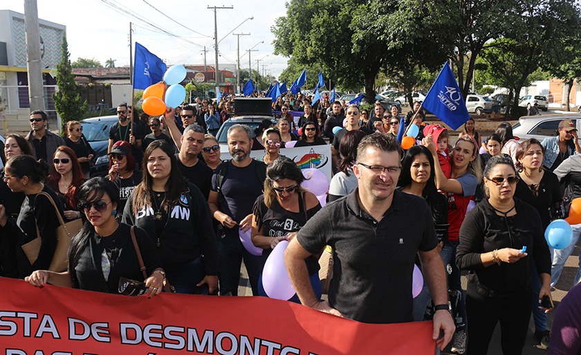 Trabalhadores em educação realizam manifestação contra reforma da Previdência e corte de verbas - Danielle Leduc/JPNews