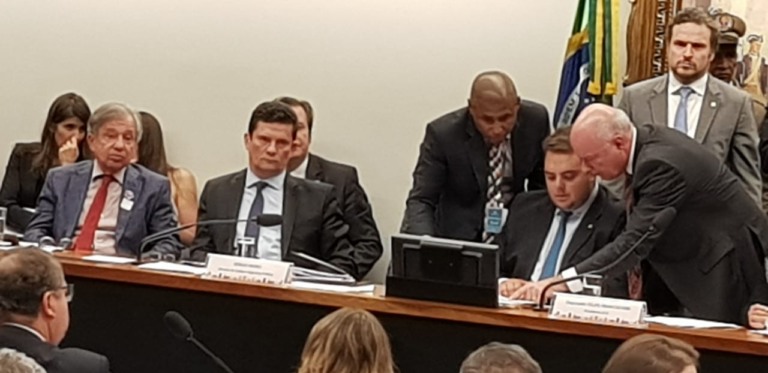 Em uma sessão de quase 8h marcada por tumultos, o ministro da Justiça, Sergio Moro, negou ter cometido ilegalidades - Foto: Márcia Paravizzi/CBN