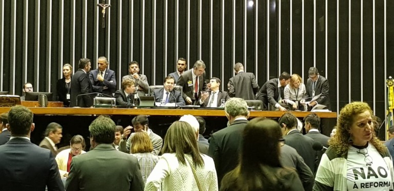 A análise da PEC deve começar, segundo previsão de Maia, por volta das 15h, desta quarta (10) - Foto: Márcia Paravizzi/CBN