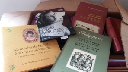 Diversos livros sendo distribuídos na praça Ary Coelho - Foto: Maria Madalena Greco/IHGMS