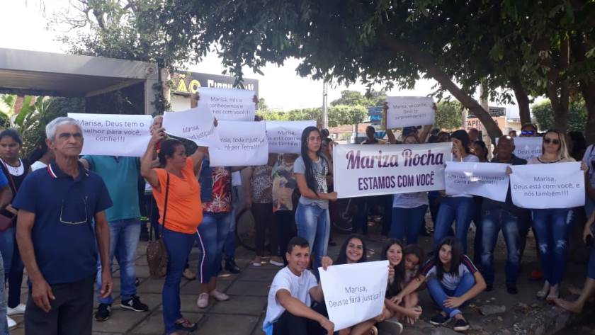 Familiares e amigos da ex-vereadora compareceram em frente ao Fórum com faixas e cartazes para pedir a liberdade de Marisa - Ana Cristina Santos /JPNews