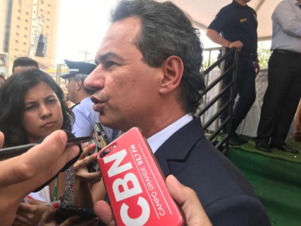 Prefeito Marquinhos Trad (PSD) deu entrevista aos jornalistas ao final do desfile e também destacou alegria da população - Israel Espíndola/CBN Prefeito Marquinhos Trad (PSD) deu entrevista aos jornalistas ao final do desfile e também destacou alegria da população - Israel Espíndola/CBN