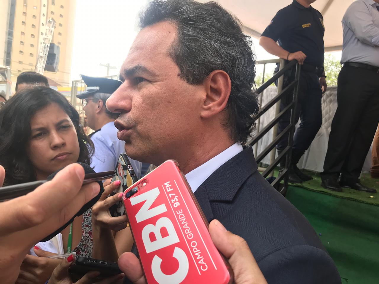 Prefeito Marquinhos Trad (PSD) deu entrevista aos jornalistas ao final do desfile e também destacou alegria da população - Israel Espíndola/CBN