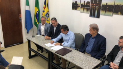 O decreto assinado hoje é muito mais amplo, proporcionando ao poder público mais agilidade no controle das empresas e aplicação do selo de qualidade do SIM - Israel Espíndola O decreto assinado hoje é muito mais amplo, proporcionando ao poder público mais agilidade no controle das empresas e aplicação do selo de qualidade do SIM - Israel Espíndola