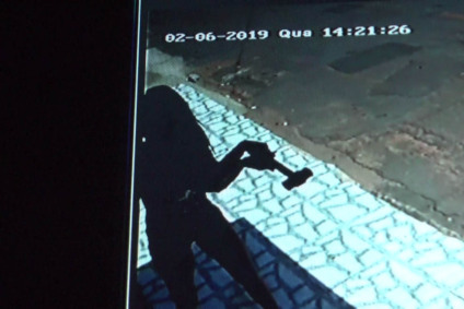 O ato de vandalismo aconteceu às 14h20 desta quarta-feira e agressora teria ameaçado proprietária - Reprodução/TVC