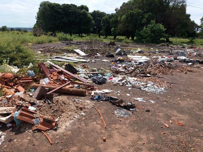 Lixo é descartado às margens de rodovia de acesso a Paranaíba - Alex santos/JP