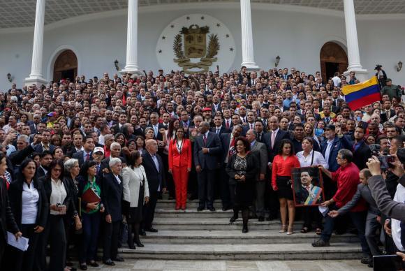 Representantes eleitos para a Assembleia Nacional Constituinte posam para foto oficial em frente ao Parlamento em Caracas - Cristian Hernández/EFE