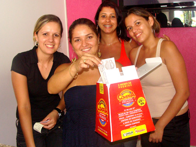Gleice sorteia uma de suas clientes para um brinde surpresa -