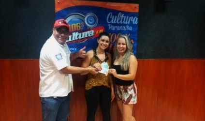 Locutor Jean Martins, empresária Franciele Azambuja e Tatiane, ganhadora da promoção - Leonardo Guimarães / JPNEWS